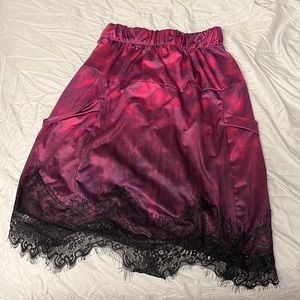 High quality skirt medium/large. Tight fit can be styled with a lot of shirts.